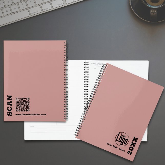 Agenda Libro de citas de salón de pelo negro rosa simple (Simple Pink Black Hair Salon Appointment Book Planner - Logo - Year - Company - QR code - www)