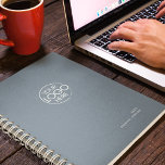Agenda Logo Clásico Dusty Blue Moderno Semanal<br><div class="desc">2024 semanalmente de estilo clásico,  con un logotipo personal. Logo personalizable,  año,  nombre. Elegancia subestimada. Tipografía serbia moderna y elegante. Planificador con resúmenes mensuales y hojas de planificación semanales. Contacte para obtener ayuda en la personalización.</div>
