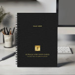 Agenda Logo de Black Leather Look Gold Business y nombre<br><div class="desc">Manténgase organizado y eleve su imagen profesional con nuestro Personalizado Spiral Planner, que presenta un elegante diseño de cuero negro que combina sofisticación con funcionalidad. Un espacio cuadrado de personalizable en la cubierta le permite mostrar de forma prominente su logotipo de negocio sobre una textura dorada, mientras que dos líneas...</div>