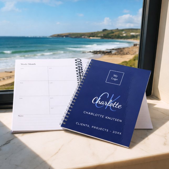 Agenda Logo del negocio del monograma blanco azul marino (Subido por el creador)