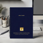 Agenda Logo y nombre de Navy Blue Leather Look Business<br><div class="desc">Manténgase organizado y eleve su imagen profesional con nuestro Personalizado Spiral Planner, que presenta un refinado diseño de cuero azul marino que combina sofisticación con funcionalidad. Un espacio cuadrado de personalizable en la cubierta le permite mostrar de forma prominente su logotipo de negocio sobre una textura dorada, mientras que dos...</div>