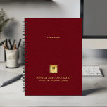 Agenda Logo y nombre del Cardenal Red Leather Look Busine<br><div class="desc">Manténgase organizado y eleve su imagen profesional con nuestro Personalizado Spiral Planner, con un refinado diseño de cuero rojo cardinal que combina sofisticación con funcionalidad. Un espacio cuadrado de personalizable en la cubierta le permite mostrar de forma prominente su logotipo de negocio sobre una textura dorada, mientras que dos líneas...</div>