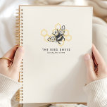 Agenda Logotipo de abeja vintage Abeja ruidosa<br><div class="desc">Celebre su amor por la apicultura con este logotipo de abejas vintage y diseño rústico de abejas melíferas. Perfecto para apicultores, este planificador mezcla encanto y practicidad. Las intemporales obras de arte de abejas añaden un toque de elegancia rústica a su organización diaria. Ideal para los amantes de la apicultura....</div>