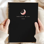 Agenda Logotipo de las estrellas de la luna de oro del Ro<br><div class="desc">Captura la magia del cosmos con este rosa celestial de luna creciente de oro y planificador del logo de las estrellas. Perfecto para mujeres que aman diseños elegantes y místicos, este planificador combina belleza con funcionalidad. Los acentos dorados subió y los motivos celestes le dan un toque de sofisticación a...</div>