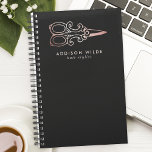 Agenda Logotipo de las tijeras de oro de Rosa vintage<br><div class="desc">Mostrará su estilo profesional con este planificador de logotipo de estilistas de pelo rosa vintage. Perfecto para los peinados, este planificador combina un diseño vintage de moda con funcionalidad práctica. El elegante logotipo de las tijeras de oro rosa le aporta un toque de sofisticación a su organización diaria. Personalízalo con...</div>