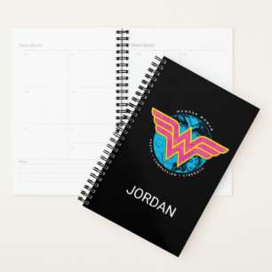 Agenda Logotipo de mujer mujer cómica con fuerza de la c