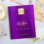 Agenda Logotipo de negocio oro morado monograma glamoroso<br><div class="desc">Un fondo morado. Personalice y agregue su logotipo de negocio,  iniciales de monograma,  nombre y título. Letras doradas y blancas. El logotipo de su empresa,  tanto en la parte delantera como en la trasera.</div>
