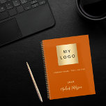 Agenda Logotipo de negocio quemado naranja elegante monog<br><div class="desc">Un fondo de color naranja a la moda quemado. Personalice y añada su negocio, el logotipo de la empresa, un texto, año y nombre personal. Cartas doradas. Si lo desea sin texto, utilice su tecla de espacio posterior para eliminarlo. Añade tu propia dirección de sitio web en la parte posterior....</div>