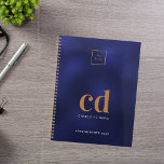 Agenda Logotipo del programa inicial de oro azul marino 2<br><div class="desc">Fondo azul marino,  texto dorado y blanco. El color azul es desigual. Personalice y añada su logotipo,  iniciales de monograma,  nombre y año de título (cualquier año). Tu logo en la parte delantera y en la parte trasera. Espacio para la dirección de su sitio web en la parte posterior.</div>