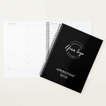 Agenda Logotipo Libro de citas para Personalizados de neg<br><div class="desc">Mantente organizado y exhibe tu marca. Este bloc de notas negro con texto y logotipo en blanco está hecho para sus citas. Utilícelo para su negocio y dáselos a los clientes como regalo para su apoyo. Diseño sencillo y moderno con tu sitio web en la parte trasera.</div>