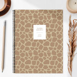 Agenda Lugares personalizados de la jirafa para la impres<br><div class="desc">Este planificador presenta un diseño de diseño con huellas de animales de moda en lugares de jirafa marrón y marrón. Personalízalo con tu nombre en sans serif marrones y el año en cursiva marrón en un rectángulo blanco.</div>