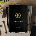 Agenda Lujosa peluquería de cuero negro luce dorado<br><div class="desc">Planner de peluquería con tijeras de oro falsas y logotipo de corona de laurel y escritura de barbero sobre un sólido y elegante fondo de cuero negro.               Perfecto como libro de citas</div>