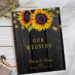 Agenda madera de girasol dorado boda personalizada<br><div class="desc">Rústico planificador de bodas de girasol campestre con cuerdas de luces intermitentes y girasoles grandes sobre un fondo de madera marrón oscura. Puede ser un hermoso regalo de ducha de novia para la novia.</div>