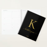 Agenda Magnífica tipografía de un monograma de oro negro<br><div class="desc">Moda Elegant Gold Monograma Script en un moda Black Planner. Fácil de personalizar con su propio nombre y detalles. Perfecto para tu lujoso estilo de vida. Póngase en contacto con nosotros en cedarandstring@gmail.com si necesita ayuda con el diseño o productos de coincidencia.</div>