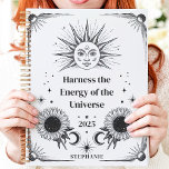 Agenda Manifestación de nombre personalizado de sol celes<br><div class="desc">Este encantador diseño cuenta con ilustraciones de inspiración celestial del sol, la luna y las estrellas, emparejados con girasoles florecientes y motivos cósmicos. El atrevido arte en blanco y negro crea una vibración mística y empoderadora, perfecta para manifestar objetivos y aprovechar la energía positiva en 2025. Personalizado con un nombre...</div>
