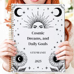 Agenda Manifestación de nombres personalizados de sol cós<br><div class="desc">Este diseño inspirador presenta elementos celestes como el sol, la luna y las estrellas, rodeados de elegantes ilustraciones de girasol de estilo minimalista blanco y negro. La frase "Sueños cósmicos y Objetivos diarios" agrega un toque motivacional, enfoque motivador e intención. Personalizado con un nombre y un año a medida, es...</div>