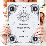Agenda Manifestación de nombres personalizados místicos d<br><div class="desc">Este mágico diseño presenta elementos celestes intrincados, como el sol, la luna y las estrellas, acompañados de detallados ilustraciones de girasol en una paleta clásica en blanco y negro. La enriquecedora frase "Manifest Magic Every Day" agrega inspiración e intención a tu organización diaria. Personalizado con un nombre y año a...</div>