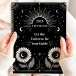 Agenda Manifestación Personalizado de las estrellas celes<br><div class="desc">Este diseño cautivador cuenta con elementos celestes como el sol, la luna, las estrellas y los girasoles florecientes, todo enmarcado en un fondo negro audaz. La frase motivacional "Que el universo sea tu guía" inspira enfoque y manifestación, haciendo que este diseño sea funcional y potenciador. Personalizado con un nombre y...</div>