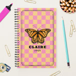 Agenda Marcador de mariposa monarca<br><div class="desc">Ilustracion de mariposa monarca sobre un fondo de tablero de ajedrez rosa y amarillo dorado con marco negro y plantillas de texto para nombre y año.</div>