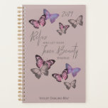 Agenda Mariposas femeninas w. Tipografía positiva - Rosa<br><div class="desc">Personalice este planificador con su nombre o texto personalizado. El diseño femenino presenta mariposas de bonito y una redacción positiva en tipografía elegante. Está decorado con una moderna paleta de colores rosa y gris polvoriento. Perfecto para casa, trabajo o escuela. Por favor, busque en nuestra tienda diseños de correspondencia y...</div>