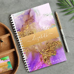 Agenda Mármol acuarela oro color de rosa púrpura guión ve<br><div class="desc">Una banda de Relieve metalizado dorado brillante y falsa con el nombre de la tipografía de su escritura, sobrepone un rico fondo de color acuático dorado, morado, rosa, acuático y verde en esta moda, elegante, moderno, de nombre personalizado, planificador anual. Personaliza con tu inicial. Este planificador viene en dos tamaños:...</div>