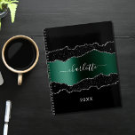 Agenda Mármol de ágata verde esmeralda negro de plata de<br><div class="desc">Negro,  verde esmeralda y falso plata,  ágata,  estampado de piedra de mármol como fondo. Personaliza y agrega tu nombre y un año. El nombre está escrito con una escritura de estilo con letras a mano moderna.</div>