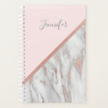 Agenda Mármol gris rosado de Relieve metalizado dorado Ro<br><div class="desc">Moderno y encantador planificador diario personalizado / calendario para una chica / mujer.  Fondo rosa Rubor con diseño de mármol rosa de oro de moda,  con opción de añadir nombre o mensaje.  Perfecto para la escuela,  los negocios,  el boda o el personal.</div>