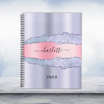 Agenda Mármol rosa de ágata violeta de color rosa 2025<br><div class="desc">Violeta,  lavanda colorida y rosa rubor metalizado y agate,  con una huella de piedra de mármol como fondo. Personaliza y agrega tu nombre. El nombre está escrito con una escritura de estilo con letras a mano moderna.</div>