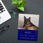 Agenda mascota de foto personalizado azul marino 2026<br><div class="desc">Un fondo azul marino. Personaliza y agrega tu año,  nombre y texto. El nombre está escrito en blanco con un gran guión de estilo moderno y con letras a mano.</div>