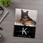 Agenda Mascota de perro foto monograma negro<br><div class="desc">Un fondo negro de moda. Personalice y añada su propia foto, un nombre, una carta monográfica y un año. El nombre está escrito en blanco con un gran guión de estilo moderno con letras a mano con toques. Para mantener los cambios sólo eliminar el nombre del ejemplo, deje los espacios...</div>