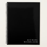 Agenda Masculina clásica simple | Nombre en negro<br><div class="desc">Este elegante planificador muestra su nombre con un tipo de letra blanco clásico en la esquina inferior derecha,  sobre un fondo negro.</div>