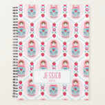 Agenda Matryoshka rosa dulce de nidificación<br><div class="desc">Un lindo patrón de matriyoshka rosa y azul decora este planificador. Personalízalo con tu nombre y fecha. Diversión por volver a la escuela o como regalo. Diseñado para ti por Blackberry Boulevard.</div>
