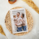 Agenda Memoria fotográfica familiar personalizada de 2025<br><div class="desc">Moderna y mínima planificadora 2025. La tipografía escrita a mano de época hace que un planificador memorable sea personalizado con sus fotos favoritas. Personalizar con una foto personalizada en la parte delantera y trasera. Diseño de Moodthology Papery.</div>