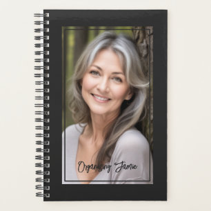 Agenda Minimalista Foto con Letra Personalizada Negra Sua