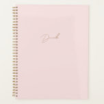 Agenda Minimalista rosa Rubor moderno | Nombre de guión d<br><div class="desc">El planificador de nombres de guiones dorados rosa y elegante es lujoso y moda. Este hermoso planificador de caligrafía dorada es perfecto para aquellos que aprecian las cosas más finas de la vida. Así que si buscas un planificador elegante y lujoso a la vez,  ¡éste es tu destino!</div>