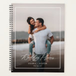 Agenda Mínimo Moderno Planeador de bodas de marco 1 Foto<br><div class="desc">Este sencillo y elegante bloc de notas para el planificador de bodas incluye una plantilla de fotos en la parte delantera y un color personalizado en la parte posterior (mostrado en negro). El guión elegante dice, "Planificador de bodas" en blanco sobre una superposición de foto oscura, y se incluyen plantillas...</div>
