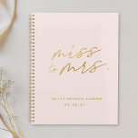 Agenda Miss rosa a la Boda de novias personalizada<br><div class="desc">Un cuaderno de planificación nupcial diseñado por un personalizado que presenta el diseño moderno de caligrafía "Miss a la Sra." con un fondo rosa rubor.</div>