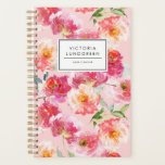 Agenda Moda acuarela Rosa Peonies Personalizado de patron<br><div class="desc">Planner personalizado personalizado tropical con patrón acuarela de peonías rosadas sobre fondo rosado. Personalice agregando su nombre o frase corta. Este planificador de patrones florales rosas será perfecto como un regalo personalizado. Los elementos coincidentes están disponibles.</div>