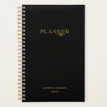 Agenda Moda Black Gold Mensual Nombre mensual Semanal No<br><div class="desc">Haz planes con este moderno planificador negro y dorado sin fecha. Resaltado con una carta decorativa que incluye un nombre y un año en la parte delantera y la cubierta trasera negra. Realizar un seguimiento de los objetivos semanales y mensuales, las tareas, las victorias diarias, las ideas y más. Personaliza...</div>