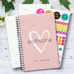 Agenda Moda Corazón Rubor Rosa Semanal Mensual No Fecha<br><div class="desc">Este planificador rosa de color negro se personaliza con tu nombre en una fuente simple sobre un gran corazón blanco. Ideal para usted o un gran regalo para cualquier ocasión. MÁS colores y diseños en nuestra tienda.</div>