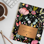 Agenda moda de 2025 negocio de oro negro rosa floral<br><div class="desc">Glam girly moda actividades profesionales organizador de actividades empresariales con un patrón de prado de flores silvestres pastel de moda y una etiqueta de rectángulo metálico de cobre dorado sobre un fondo negro moreno. Personalízalo con tus detalles! Perfecto para un diseñador de interiores, florista, paisajista, gestor o propietario de salón...</div>