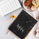 Agenda Moda Girly Black Purpurinas Drips Monograma con no<br><div class="desc">¡Por cada chica y mujer que ama a los negros y purpurinas! Personalice agregando su nombre e iniciales.</div>