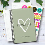 Agenda Moda Heart Sage Green Weekly Mensual<br><div class="desc">Este planificador verde sabio se personaliza con tu nombre en una fuente simple sobre un gran corazón blanco. Ideal para usted o un gran regalo para cualquier ocasión. MÁS colores y elementos COINCIDENTES en nuestra colección.</div>