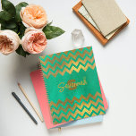 Agenda Moda Moderna Y Elegante Chevron Verde Y Oro<br><div class="desc">Diseño moderno y personalizado de planner con un patrón de chevron dorado en un fondo verde con el texto personalizado en el medio. El texto es totalmente personalizable. Para cambiarlo, utilice la opción Personalizar. Para obtener más cambios, como cambios en el tipo de letra, color de fuente o diseño de...</div>