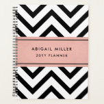 Agenda Moda Patrón moderno de chevron rosa, negro y blanc<br><div class="desc">Organice su tiempo con estilo con un planificador moderno de moda. Todo el texto de esta plantilla es sencillo de personalizar o eliminar. El diseño rosa, negro y blanco presenta un lindo patrón de zag-zig-zag chevron, una franja de Relieve metalizado rosa de bonito de oro faux y tu nombre, título...</div>