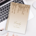 Agenda Moda Purpurina de lujo Drips Gold 2025<br><div class="desc">Este planificador de modas presenta un borde de goteo purpurina de imitación dorada brillante y un fondo sombrío de oro. Personalízalo con su nombre en un guión elegante sobre un divisor de diamantes de oro. Las palabras "2025 Planner" u otro texto de su elección aparecen en la fuente sans serif...</div>