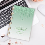 Agenda Moda Purpurina de lujo Drips Green 2024<br><div class="desc">Este planificador de modas presenta un borde de goteo de purpurina falso verde brillante y un fondo sombrío verde. Personalízalo con su nombre en un guión elegante sobre un divisor de diamantes verde. Las palabras "2024 Planner" u otro texto de su elección aparecen en la fuente sans serif a continuación....</div>