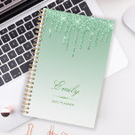 Agenda Moda Purpurina de lujo Drips Personalized Green 20<br><div class="desc">Este planificador de modas presenta un borde de goteo de purpurina falso verde brillante y un fondo sombrío verde. Personalízalo con su nombre en un guión elegante sobre un divisor de diamantes verde. Las palabras "2025 Planner" u otro texto de su elección aparecen en la fuente sans serif a continuación....</div>