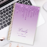 Agenda Moda Purpurina de lujo Drips Purple Personalized 2<br><div class="desc">Este planificador de modas presenta un borde de goteo falso purpurina en color purpura y un fondo sombrío morado. Personalízalo con su nombre en un guión elegante sobre un divisor de diamantes morado. Las palabras "2025 Planner" u otro texto de su elección aparecen en la fuente sans serif a continuación....</div>