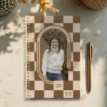Agenda Moderna foto de arco de patrón retro marrón bajo c<br><div class="desc">Añada un toque de encanto vintage a su vida cotidiana con nuestro Modern Retro Brown Checkered Pattern Photo Planner. Presenta un diseño llamativo y llamativo de cuadros marrones, emparejado con un marco de fotos en arco elegante. Añada su foto, nombre y un monograma personalizado en la parte posterior para un...</div>